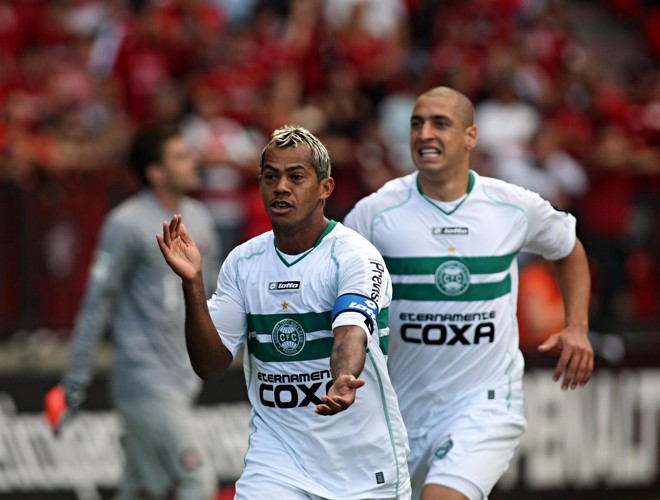 Com a bola rolando Marcelinho Paraíba abriu o placar | 