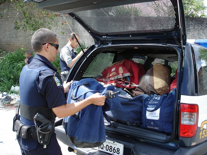 Guarda recolhe material de malotes espalhados em rua de São José dos Pinhais; Polícia Civil realizou perícia |