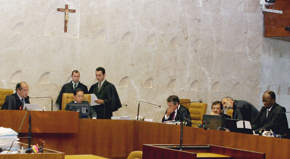 Plenário do STF na quarta-feira, dia do bate-boca: Barbosa (na extrema direita) divergiu de Mendes (extrema esquerda) | Gervásio Baptista/ABr