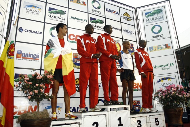 Quenianos conseguiram as primeiras colocações na prova principal, nas categorias masculino e feminino |