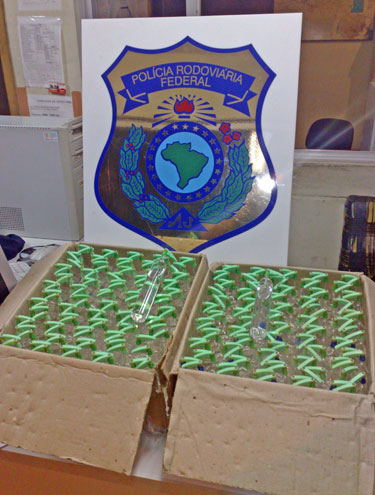 Duas caixas com 240 frascos de lança-perfume no Paraná | Divulgação/PRF