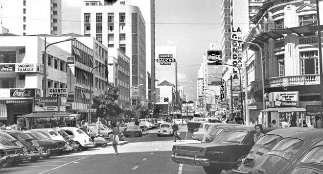 Avenida Luiz Xavier e Rua XV em 1972, ainda com circulação de automóveis | 