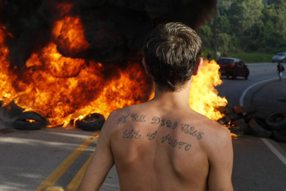 Protesto fecha a Rodovia da Uva, em Colombo:  morte será investigada | Antonio Costa/Gazeta do Povo
