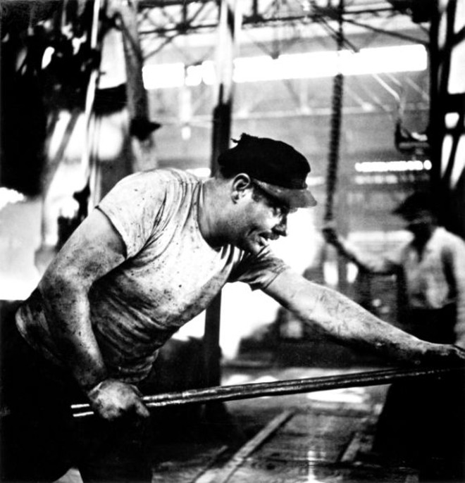 Operário em uma das linhas de forjaria da fábrica da Renault, em 1935 | 