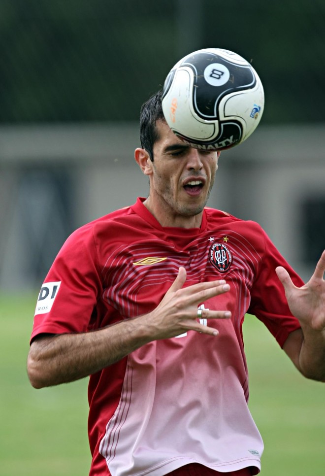 O zagueiro atleticano Rhodolfo tem seis clássicos Atletiba no currículo | Albari Rosa/Gazeta do Povo