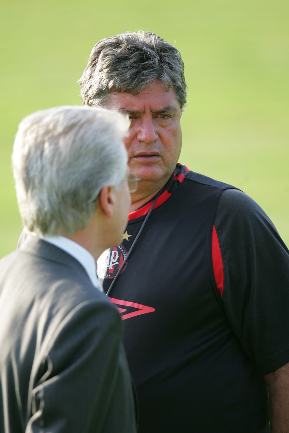Bom relacionamento de Geninho com o presidente Malucelli( de costas) pode garantir permanância de treinador no Atlético | Daniel Castellano / Gazeta do Povo