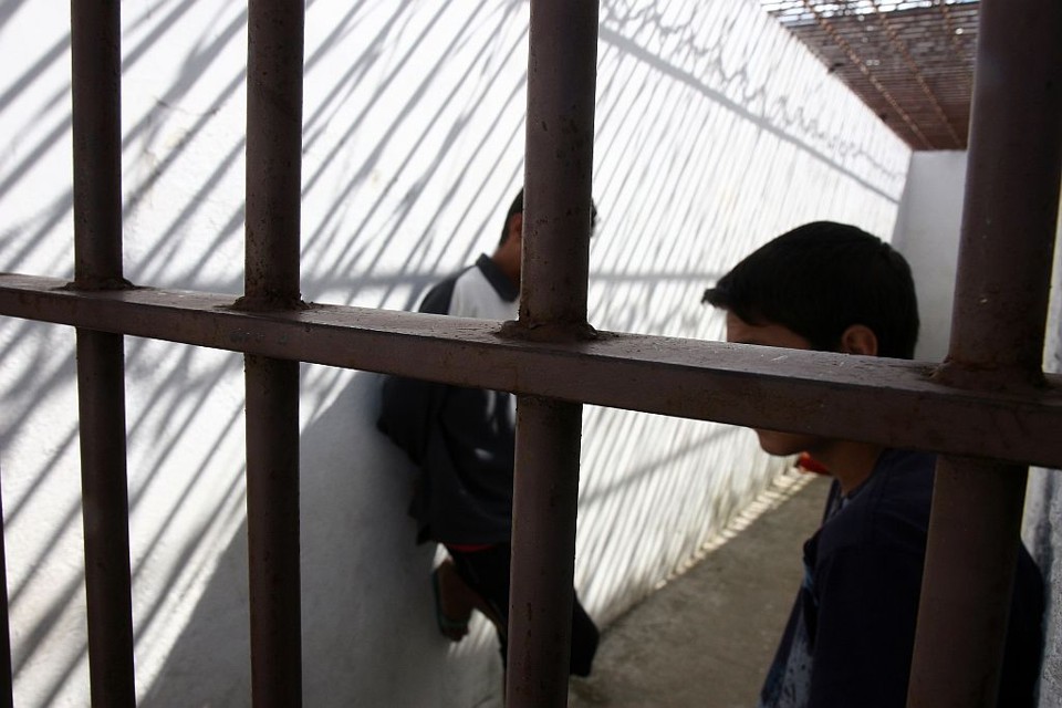 Adolescentes de 13 e 16 anos dividiam sala sem banheiro adaptada como cela na delegacia de Palmeira | Henry Milleo/Gazeta do Povo