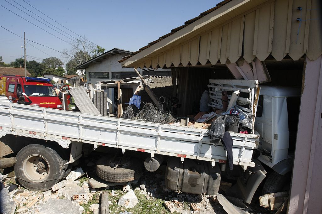 Caminhão atinge imóvel na Vila Emiliano Pernetta, deixando duas pessoas feridas | Aniele Nascimento/Gazeta do Povo