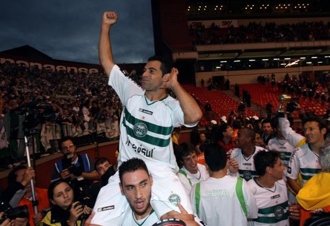 Henrique Dias foi o centro das atenções em 2008. Hoje, desempregado, atacante negocia com o futebol mexicano |