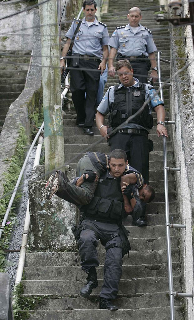 Ferido na perna, Leo Santa Marta é socorrido por policiais militares | Fábio Gonçalves/AE