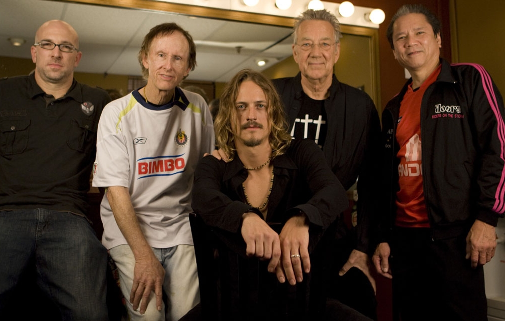 Ty Dennis (bateria), Robby Krieger (guitarra), Brett Scallions (vocal), Ray Manzarek (teclados) e Phil Chen (baixo) celebram 40 anos de sucesso do The Doors e relembram arte de Jim Morrison em Curitiba | Divulgação
