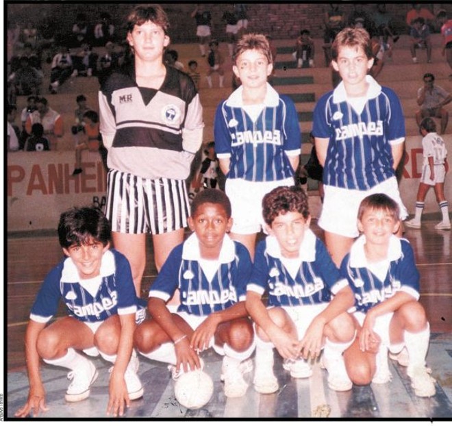 O lendário time do Pinheiros: Giovani, Tcheco e Marcelo Lepatin (em pé); Michel, Pedrinho, Ricardinho e Rodrigo Batata (agachados) |