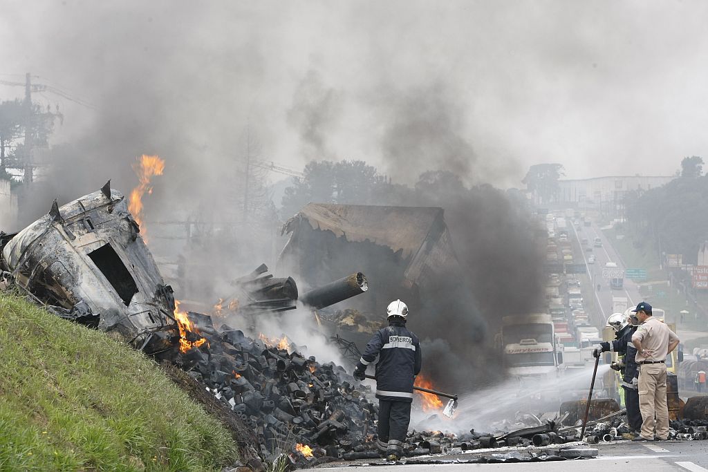 Bombeiros combatem chamas que destruíram caminhão na BR-376 | Aniele Nascimento/Gazeta do Povo