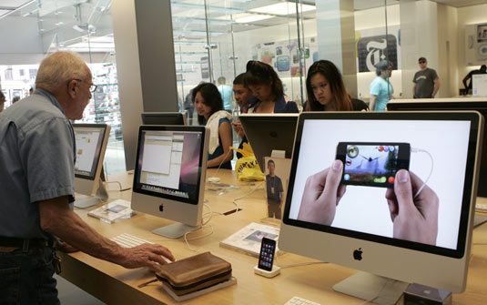 Clientes da Apple Store, loja oficial da Apple, em San Francisco (Califórnia, EUA) | Reuters