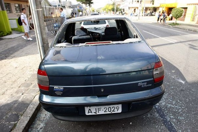 Um carro teve os vidros quebrados na confusão entre torcidas antes do clássico | 