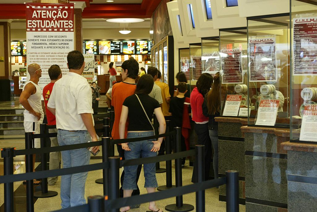 Entrada de cinema em shopping de Curitiba: várias empresas aceitam carteirinha de hemobanco como forma de comprovante | Antônio Costa/Gazeta do Povo