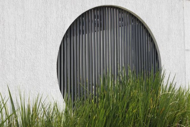 Grades que permitem visão de um ângulo nos muros laterais |