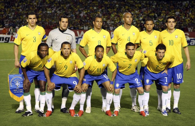 Foto com o time que iniciou a partida. Essa não vai virar pôster, mas vale para guardar | 
