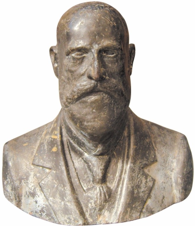 Você me conhece?- O vereador Tico Kuzma localizou este busto no Museu do Lixo da Usina de Valorização de Rejeitos, em Campo Magro, que é administrada pelo Instituto Pró-Cidadania de Curitiba. Os materiais enviados para lá são recolhidos pelos caminhões do Lixo que não é Lixo e pelo programa Câmbio Verde. O busto está lá há muito tempo, mas ninguém sabe sua identidade. Quem souber, pode entrar em contato com o vereador | 