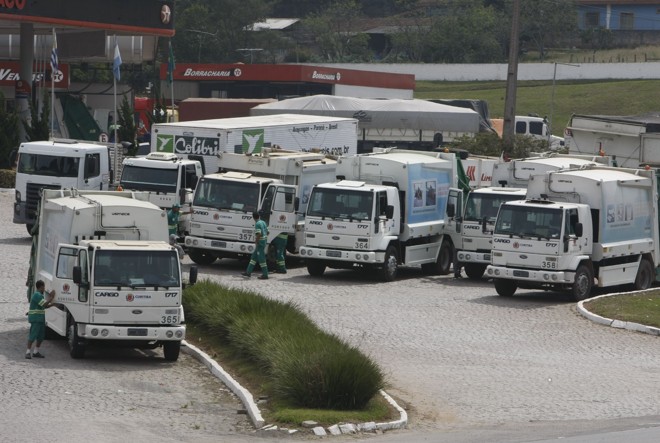 Caminhões carregados de lixo tiveram que aguardar para entrar no aterro | 