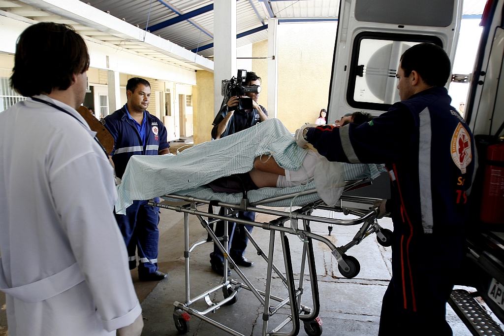 Paciente chega no HU: pronto-socorro só está atendendo casos graves. Direção orienta o encaminhamento para outros hospitais | Roberto Custódio/Jornal de Londrina