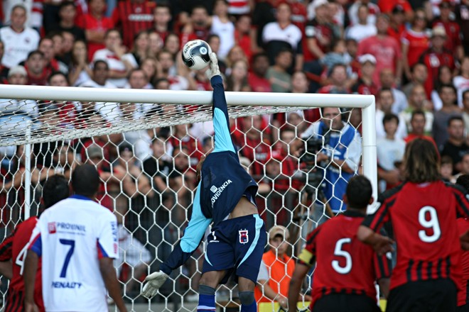 O Paraná dominou o jogo e foi ameaçado poucas vezes pelo Atlético. Em três delas, Rodolfo foi vencido | 