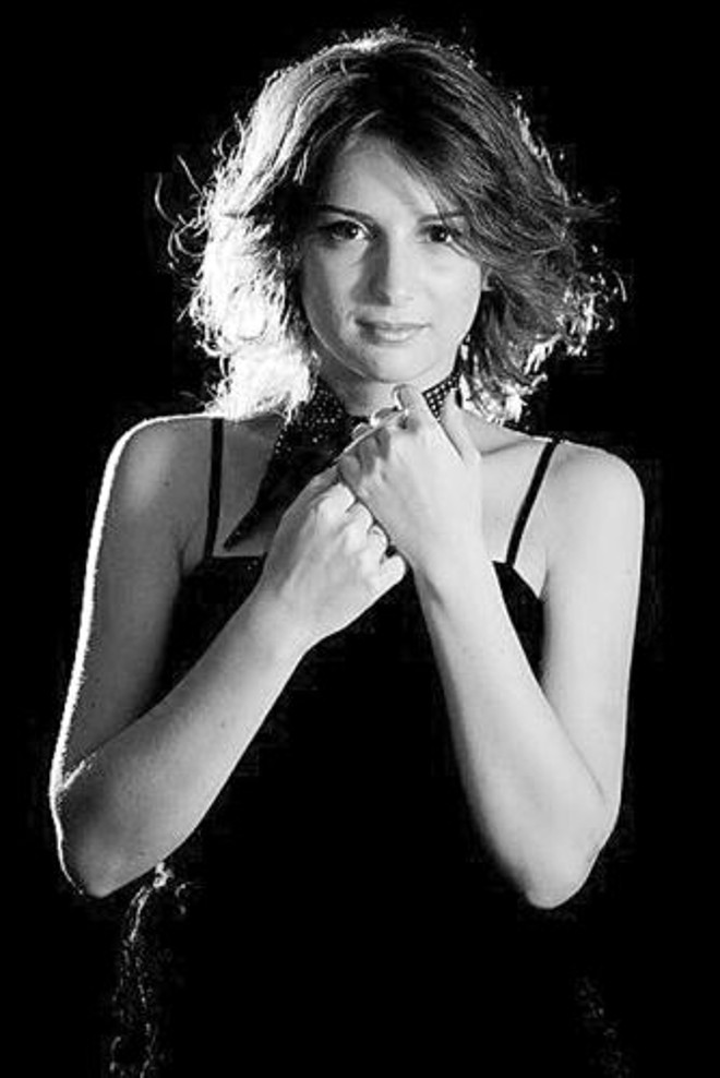 Curitibana Lorenza Pozza: cantora apresentou pop romântico em gravação de DVD |