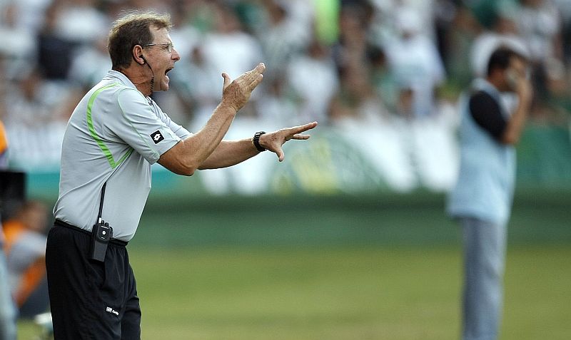 Ivo Wortmann passa instruções para os jogadores durante a partida contra o J. Malucelli. Treinador elogiou Jucelei do J. Malucelli, atleta que interessa ao Coxa | Valterci Santos/Gazeta do Povo