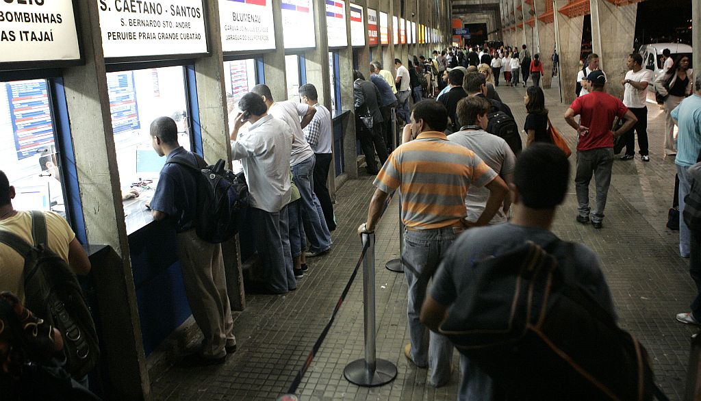Fila na Rodoferroviária de Curitiba ontem no início da noite: expectativa é de que cerca de 40 mil pessoas deixem Curitiba viajando em ônibus a partir de hoje | Pedro Serápio/Gazeta do Povo