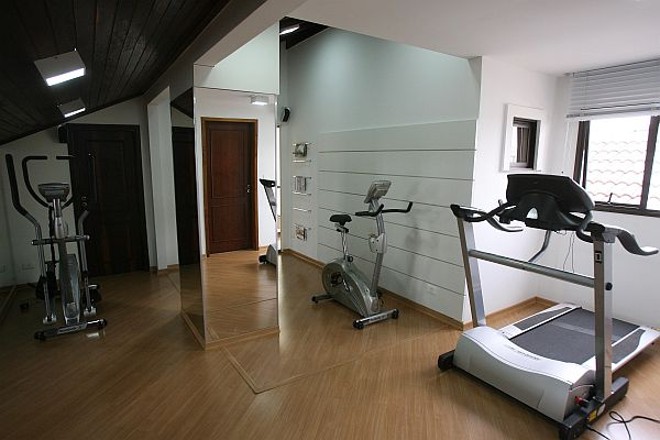 O espaço projetado por Mariana Paula Souza possui uma miniacademia e uma sala de tevê |