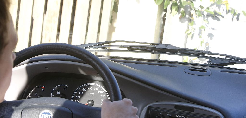 O estudante Madeira*, de 23 anos: No começo, com a lei seca, tentei dar uma maneirada. Depois, você vê que não tem fiscalização e entra no comodismo. Com os meus amigos aconteceu a mesma coisa | Rodolfo Bührer/Gazeta do Povo