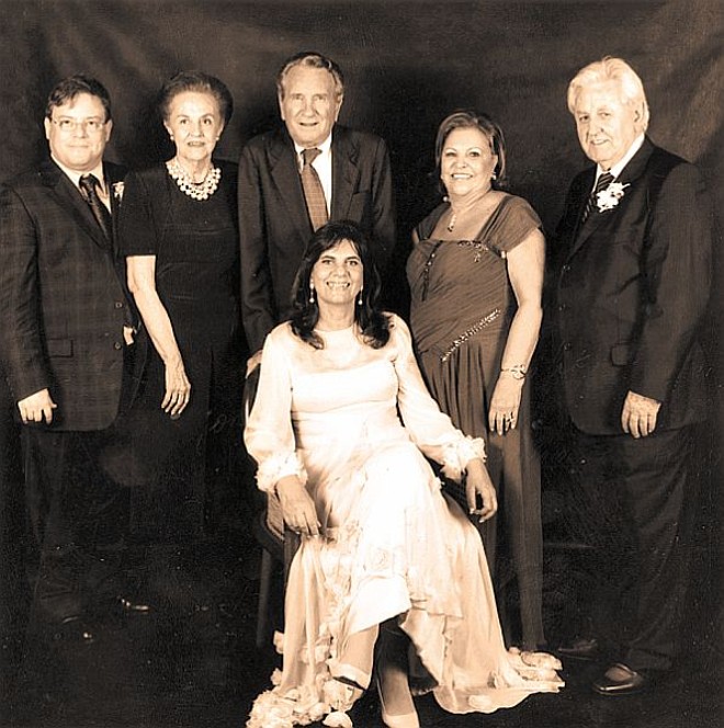 Para a celebração religiosa de seu casamento, que completou 15 anos de união civil, Rosita Beltrão, vestindo longo creme com flores aplicadas, da fashion designer Oracy Lacerda, e Karlos Richbieter subiram ao altar da Igreja de Santa Terezinha. Apadrinharam os noivos Renato Almeida e Maria Augusta Lacerda Pessoa e o casal Ilse e Carlos Muradás. A recepção no casarão da Mateus Leme, ornamentada pela Flor de Liz, foi grifada pelo Buffet Nuvem de Coco. Em tempo: Alex Beltrão veio do Rio para conduzir a irmã ao altar |