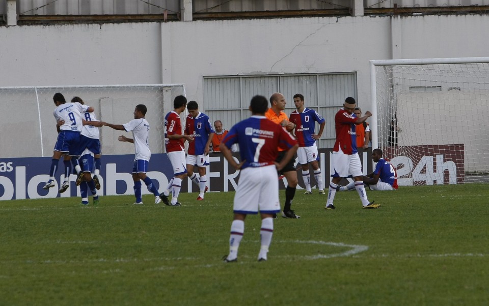 Paraná saiu perdendo de 3 a 0, buscou empate, mas o que ficou foi uma apresentação melancólica na Vila Capanema | Antônio Costa / Gazeta do Povo