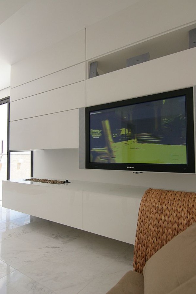 O projeto de Daniela Omairi ousou ao colocar a tevê ao lado da lareira a gás |