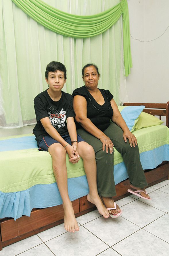 Mateus Mazeto e a avó Vera Lúcia Almeida: alívio | Gilberto Abelha/Jornal de Londrina