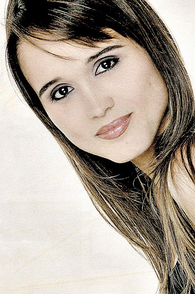 Nova médica - A jovem Fernanda, filha de Vanessa Maria (Santana) e médico Álvaro Luiz Pissetti e neta da amiga Ladyr de Santana, recebendo cumprimentos pela formatura no curso de Medicina, da Faculdade Evangélica |