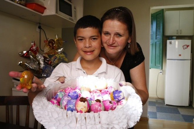 Cleni Weber e filho Alexsander, de 10 anos, produzem ovos recheados de amendoim, mas não abrem mão do de chocolate |