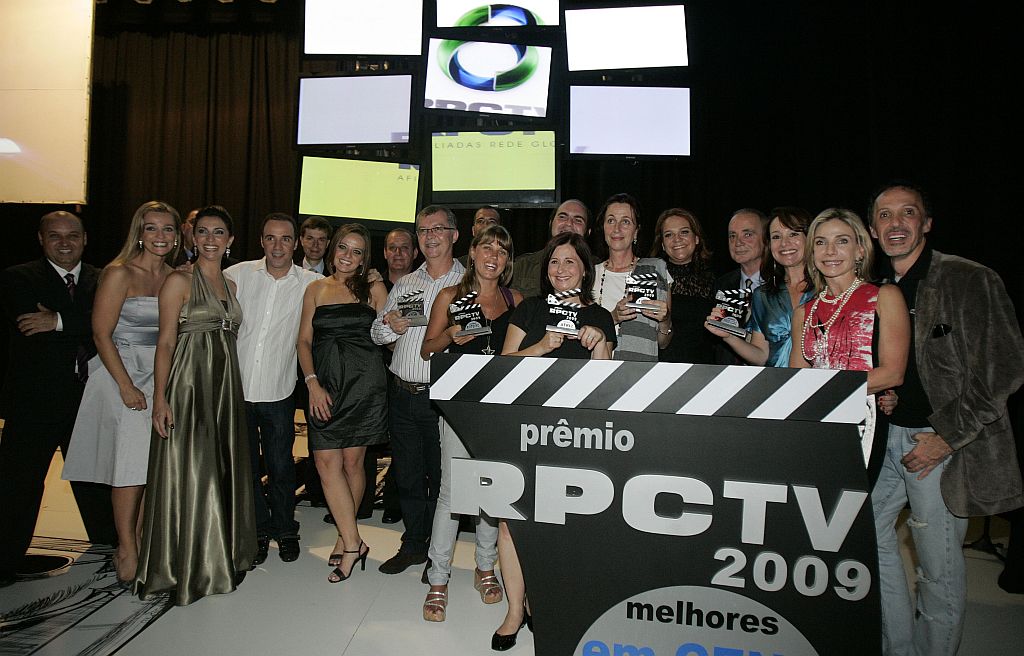 Produtores, diretores e os premiados posam para foto no evento RPCTV 2009 - Os Melhores em Cena | Pedro Serápio / Gazeta do Povo