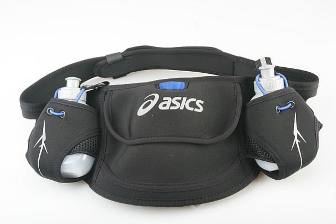 Pochete com porta garrafinha Asics. Feita em neoprene, é leve e vem com duas garrafinhas. R$ 109,90, na Procorrer | 