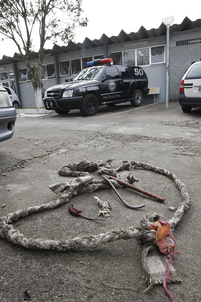 Os detentos subiram no telhado do 11º DP pelo sistema de ventilação da carceragem e fugiram pelos fundos com a ajuda de uma teresa corda feita com panos amarrados | Aniele Nascimento/Gazeta do Povo