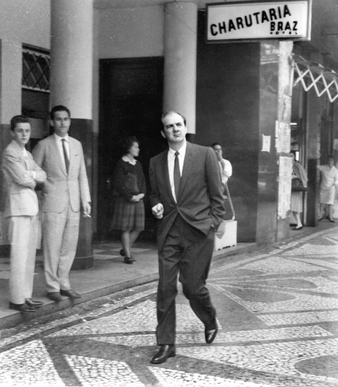 Na outra, o ator Karl Malden caminha sobre o antigo calçamento em 1964 | 