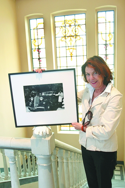 A curadora Ann Hindry exibe fotografia de Robert Doisneau, na Casa Andrade Muricy | Divulgação/Luiz Costa