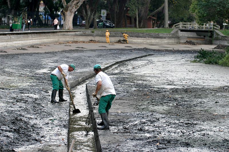Funcionários retiram lodo, folhas e resíduos que ficam no fundo do lago | Valdecir Galor/SMCS/Divulgação