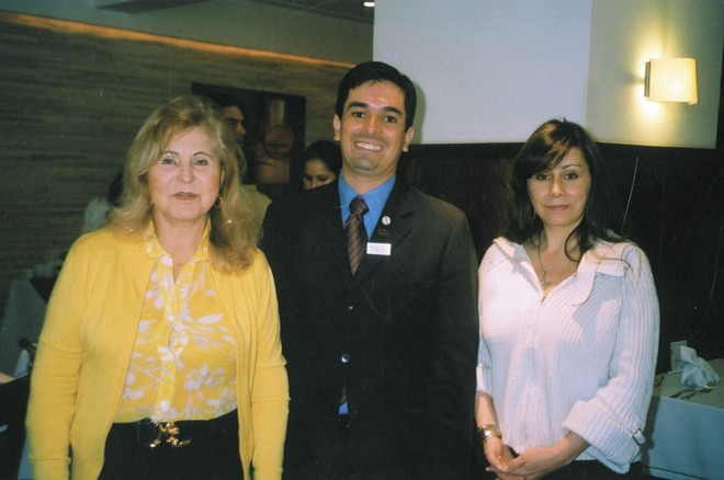 No movimentado almoço de domingo de Páscoa do Hotel Four Points By Sheraton, o simpático Anderson César Oliveira, diretor de Alimentos e Bebidas, com as jornalistas Elsa Knoll e Suzy Knoll Rocha, leia-se Revista Dimensão | 