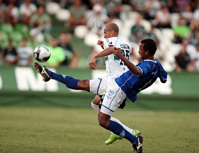 Hugo entrou no segundo tempo para tentar aproveitar as bolas alçadas, mas neste domingo nada ajudou o Coxa a vencer |