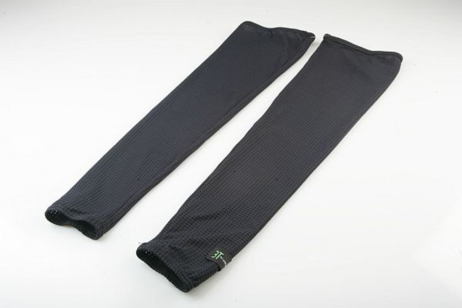 Manguito. Para ser usado junto com uma regata, esse par de mangas protege os braços do frio e pode ser desvestido e guardado no bolso assim que o calor chega. R$ 35,90, na Procorrer | 