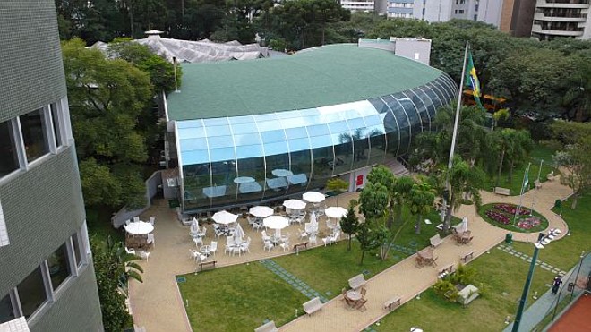 Telhas asfálticas na cobertura do restaurante Duetto, no Clube Curitibano | 