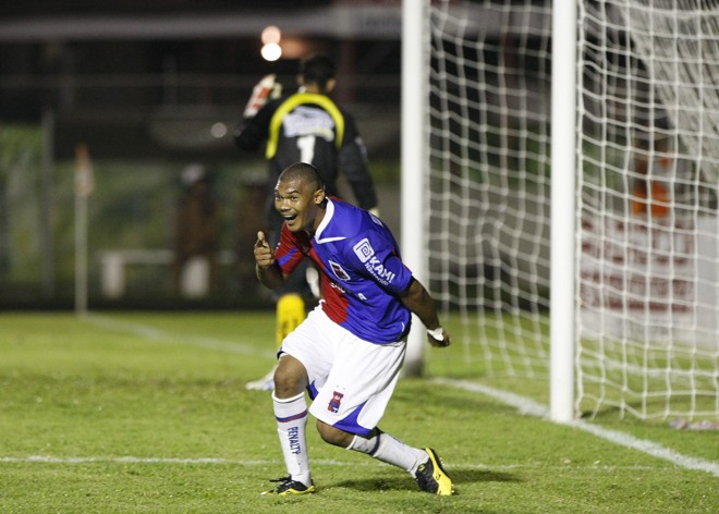 Agenor comemora o gol de cabeça que desempatou o jogo na Vila | 