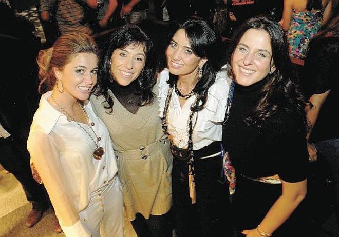 Estreia no Crystal Fashion - Entre as estreias do mais concorrido evento de moda do Sul do país, estava a badalada Saad, que trouxe coleção inspirada na Índia para as passarelas paranaenses, encerrando o evento, que comemorou 10 anos e 20 edições. Entre as presenças de destaque, Isabela Pilagallo; a estilista da marca Roberta Saad, Rafaela Pilagallo e a proprietária da Saad, Luciana Saad. (foto Kraw Penas) | 