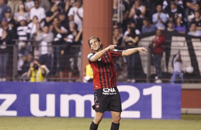 Rafael Moura ostenta no calção o patrocínio de um jogo só |